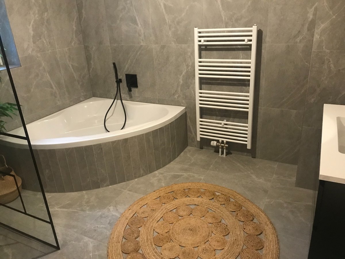 Ein neu renoviertes Bad mit einer Badewanne