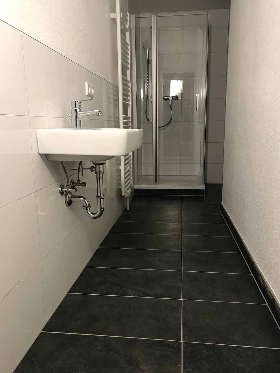 Bad mit Schwarzen Fließen