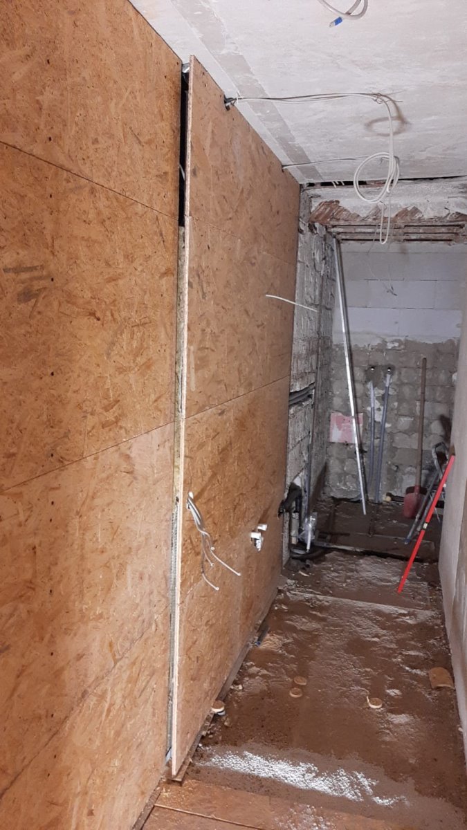 Ein Badezimmer im Rohbauzustand