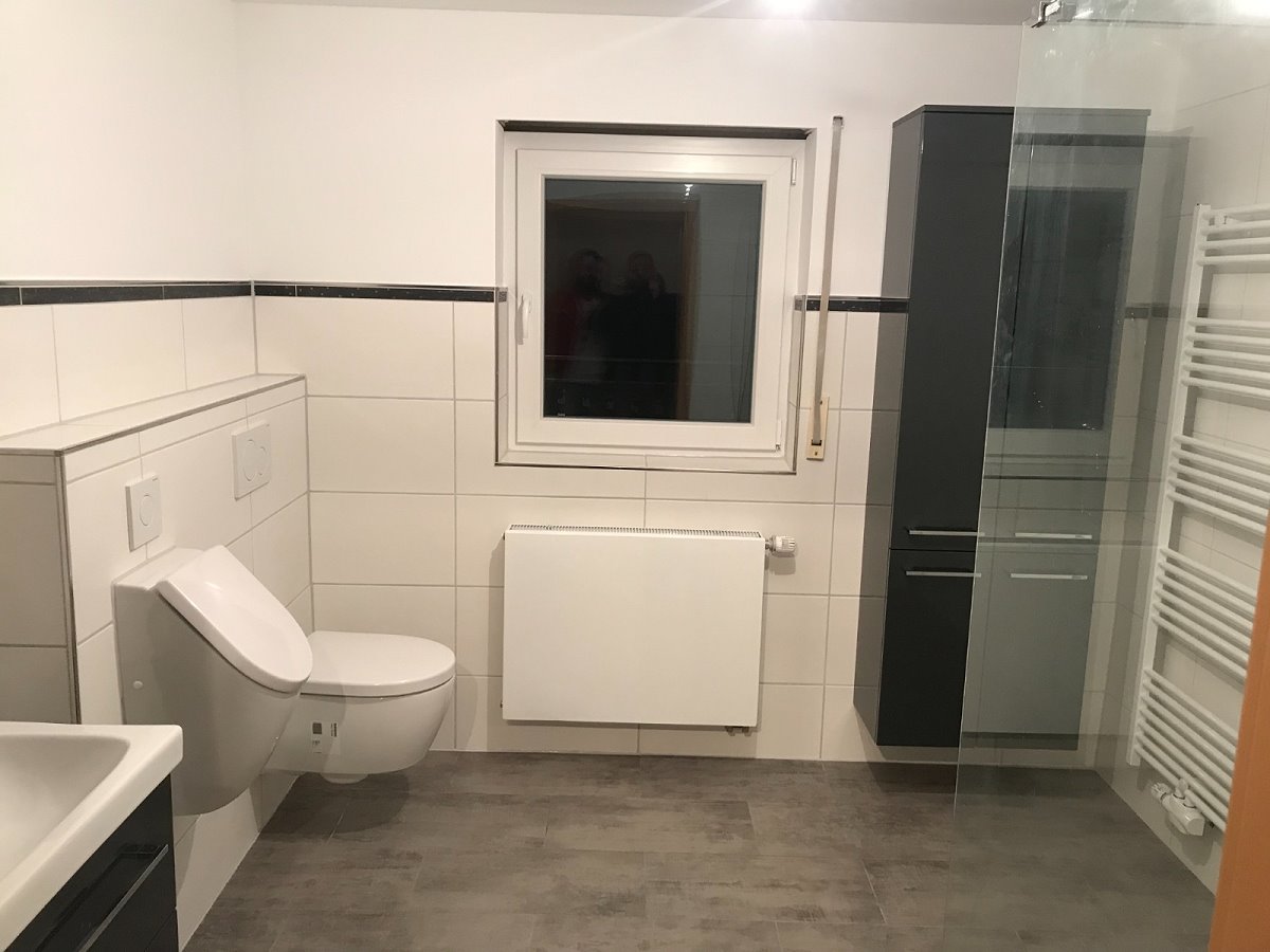 Ein Bad mit einem WC und einer Dusche